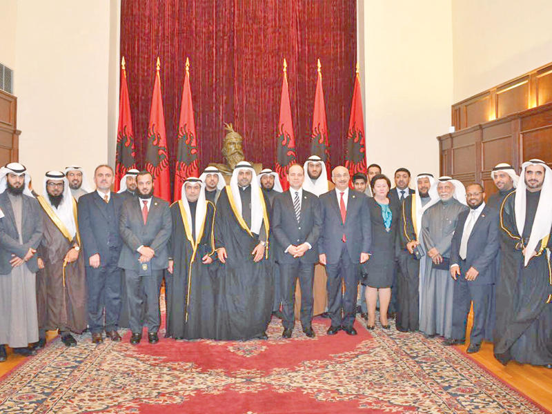 الجبري متوسطاً المشاركين في احتفال البانيا