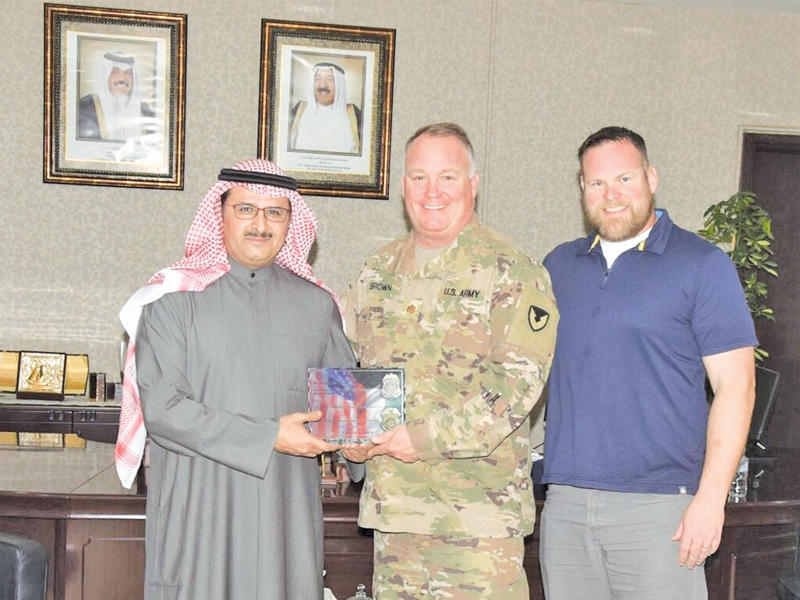 قياديان من معسكر عريفجان خلال زيارة هيئة القوى العاملة