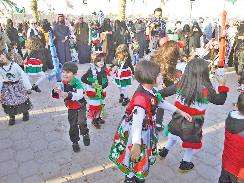 حضور شعبي كبير في قرية صباح الأحمد التراثيةn