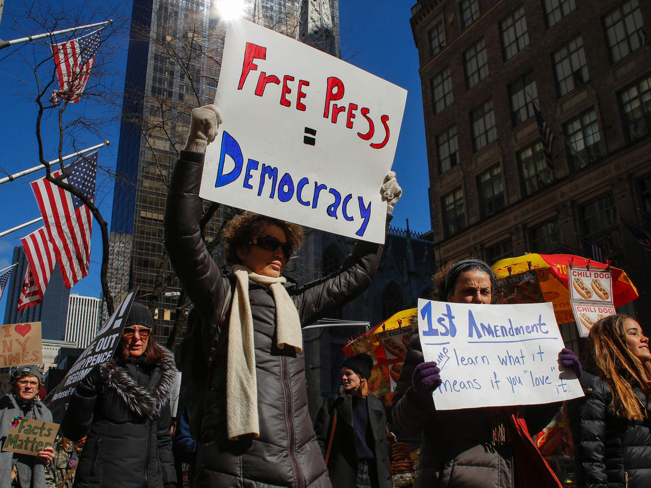 جانب من المظاهرة الاحتجاجية دعماً للصحافة ووسائل الإعلام في نيويورك.