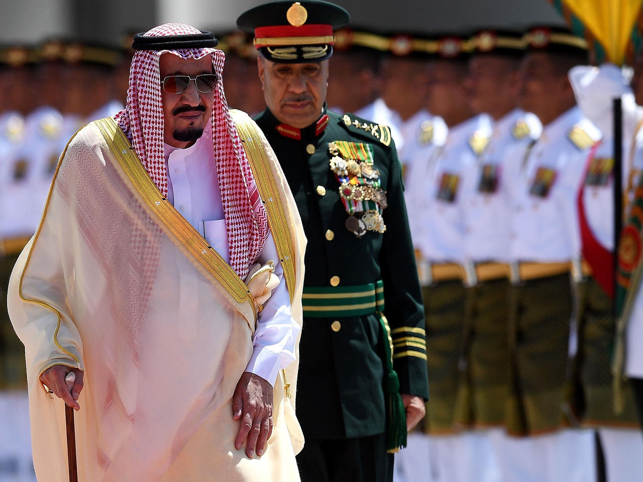 العاهل السعودي الملك سلمان بن عبدالعزيز خلال وصوله إلى مبنى البرلمان الماليزي في كوالالمبور.