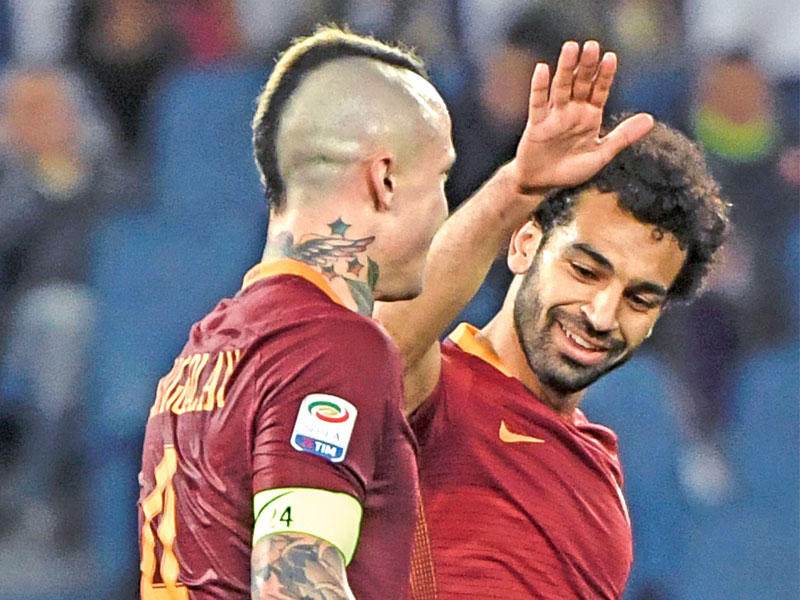 محمد صلاح محتفلاً مع زميله راديا ناينغولان 