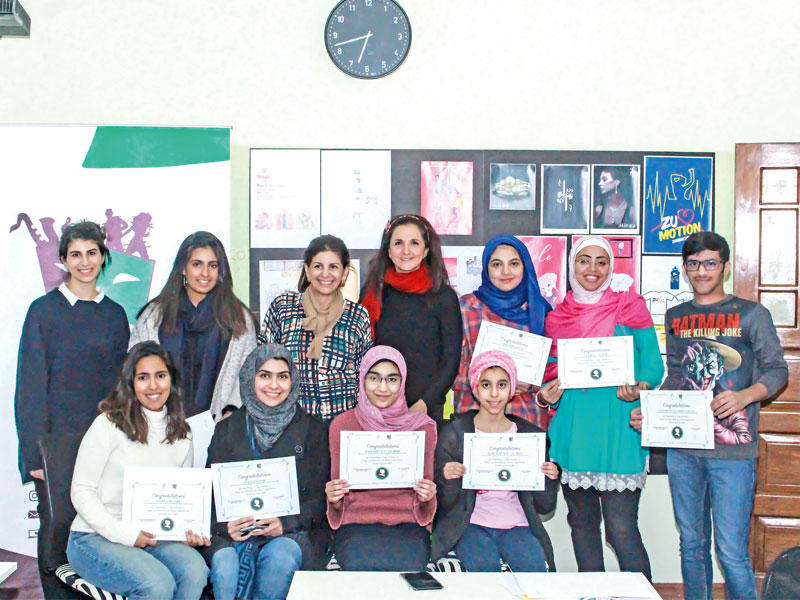 فارعة السقاف وتانيا صالح مع المشاركين في الورشة