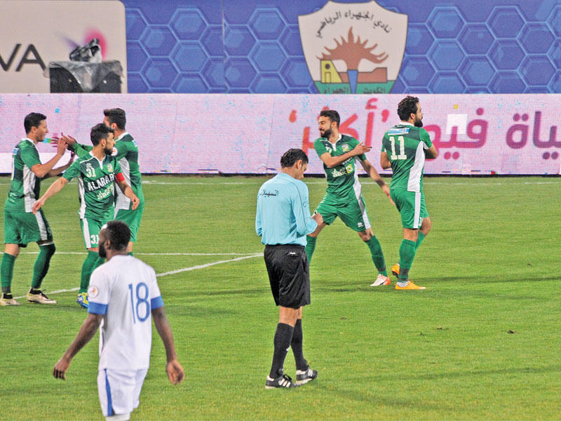 لاعبو الأخضر يحتفلون بفوزهم في المباراة الأخيرة