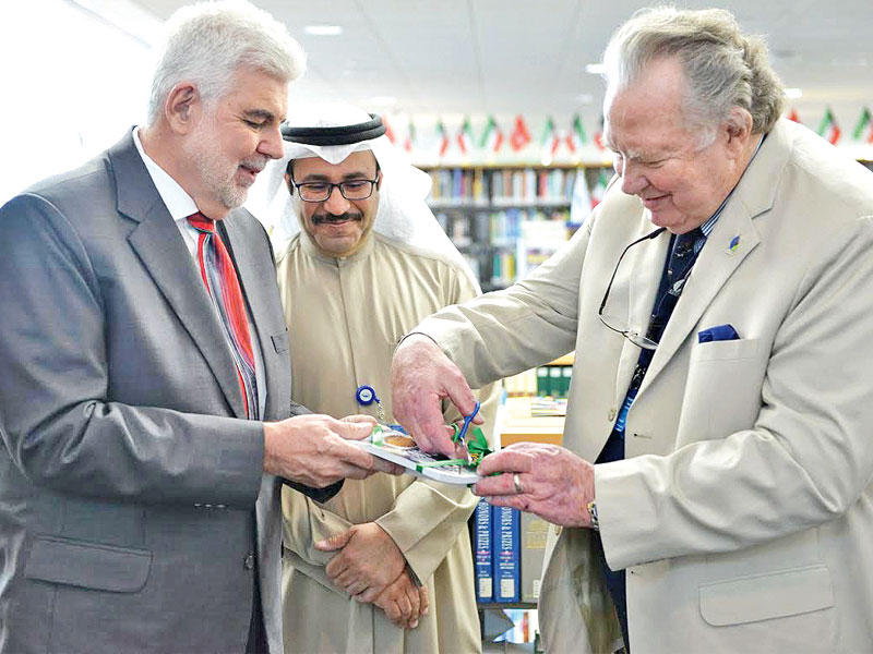 دونالد بيتس خلال احتفال المكتبة بإصدار الكتب الجديدة