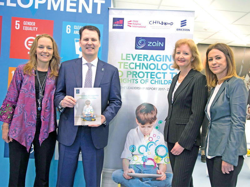 من اليمين: جنيفر سليمان وناتاشا جاكسون وسكوت جيجنهايمر وإلين وايدمان 