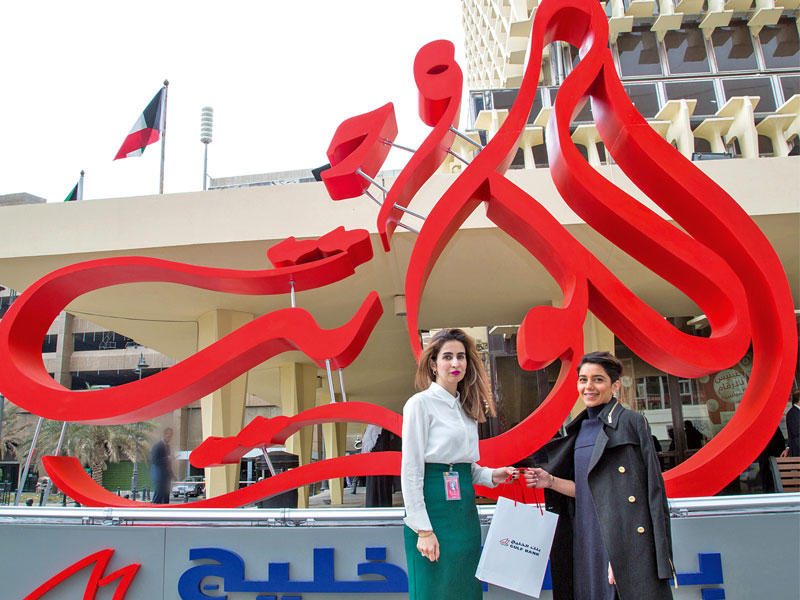 منال بركات تسلم الجائزة لإحدى الفائزات 