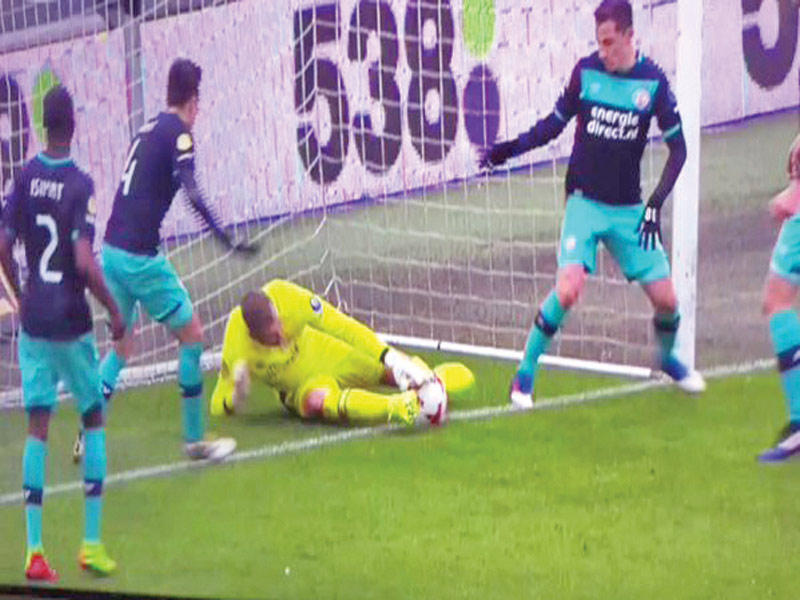 صورة تلفزيونية توضح لحظة تصدي زويت للكرة