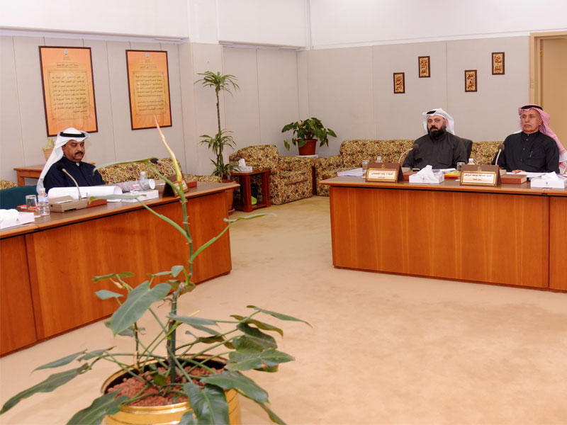 لجنة التحقيق في «الحاويات» خلال اجتماعها أمس  (تصوير عبدالله الخلف)