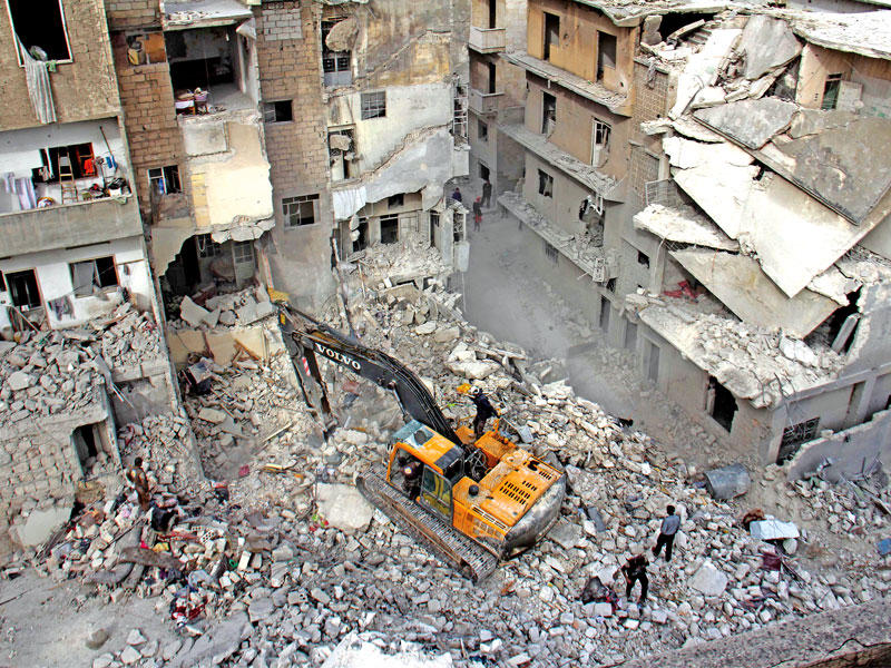 مسعفون من القبعات البيضاء في موقع تعرض لغارة في إدلب أمس (أ ف ب)