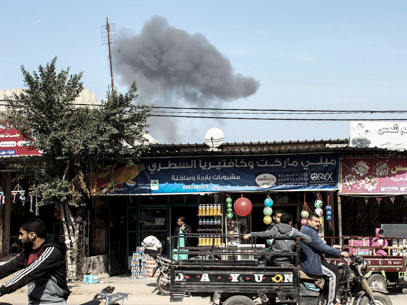 غارة جوية اسرائيلية على رفح في جنوب قطاع غزة