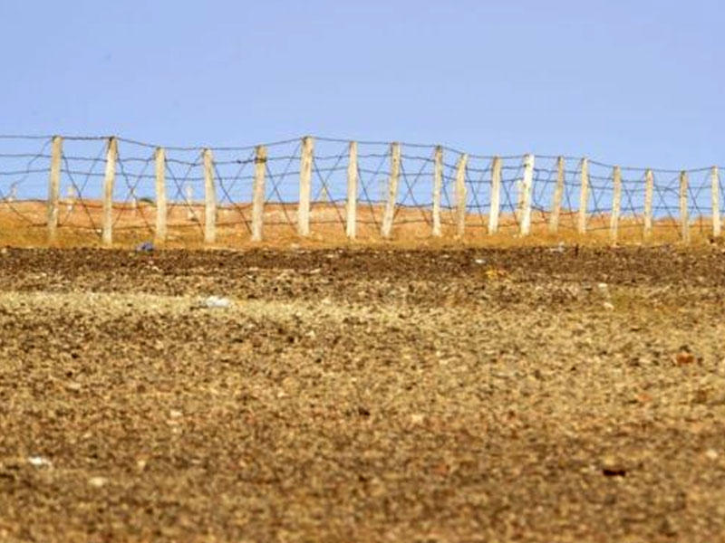 يفصل سياج أمني بين المناطق التي تسيطر عليها المغرب وتلك التي تسيطر عليها بوليساريو من الصحراء الغربية.