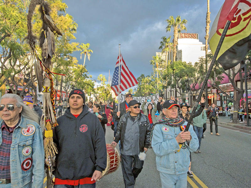 سكان أصليون يتظاهرون بهوليوود احتجاجا على خط نفط «داكوتا اكسيس بايبلاين” أمس الأولt (أ ف ب)