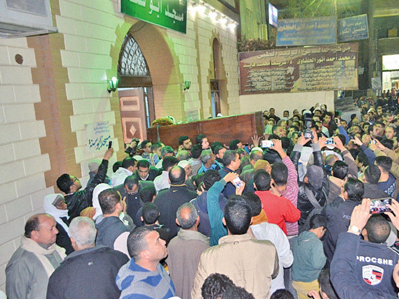 أهالي يحملون جثمان والد أبوتريكة للصلاة عليه قبل دفنه بمسقط رأسه في الجيزة أمس الأول (الجريدة)