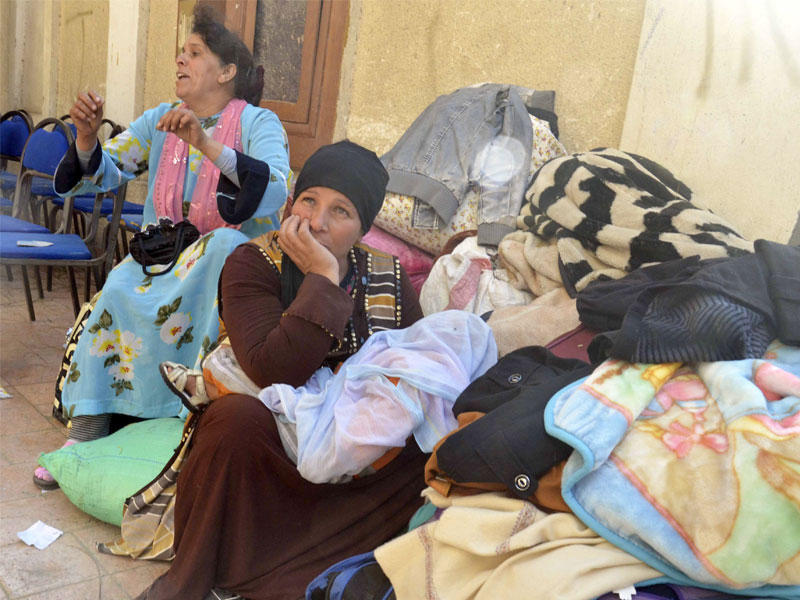 جلوس الأقباط المسيحيين المصريين في فناء الكنيسة الإنجيلية في مدينة الإسماعيلية