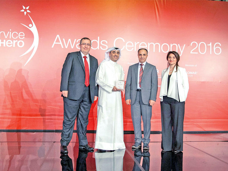 التويجري متسلماً الجائزة