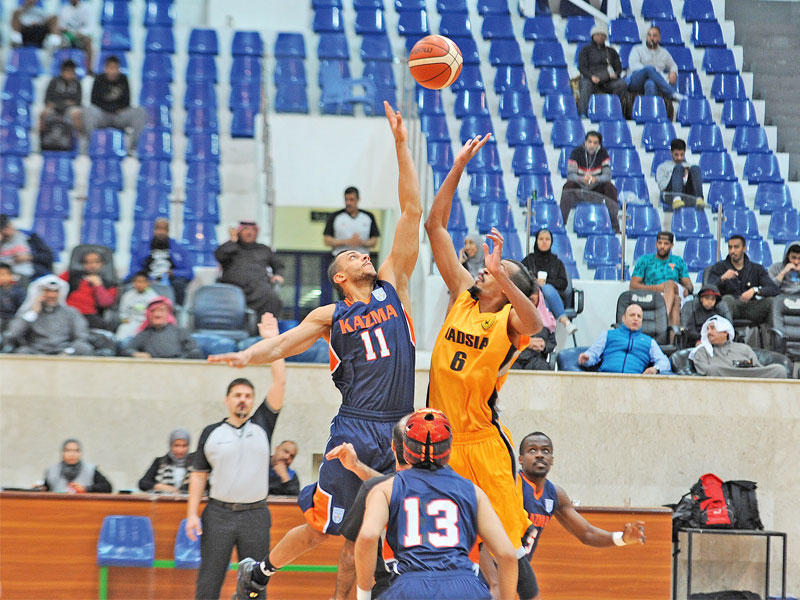 محمد اشكناني وناصر الظفيري في لقاء سابق بين كاظمة والقادسية