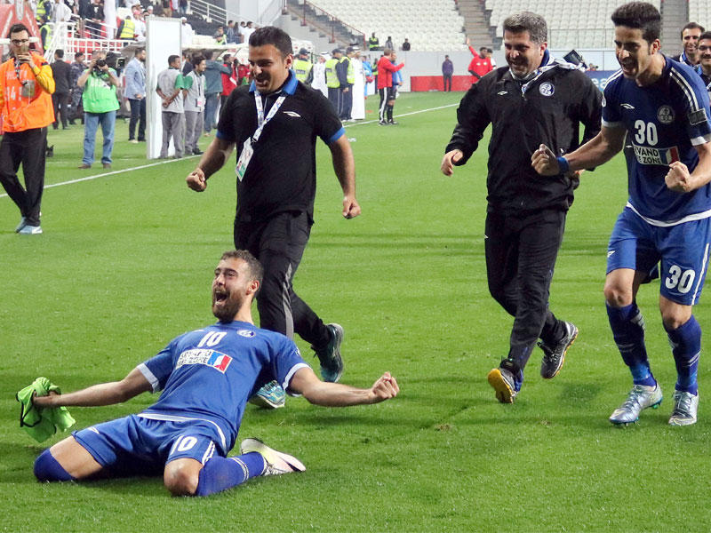 جانب من لقاء الاستقلال والجزيرة الإماراتي     (أ ف ب)