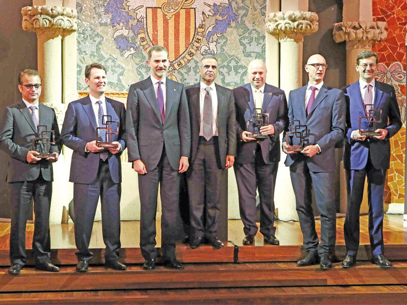 الملك فيليب السادس وسكوت جيجنهايمر أثناء التكريم 