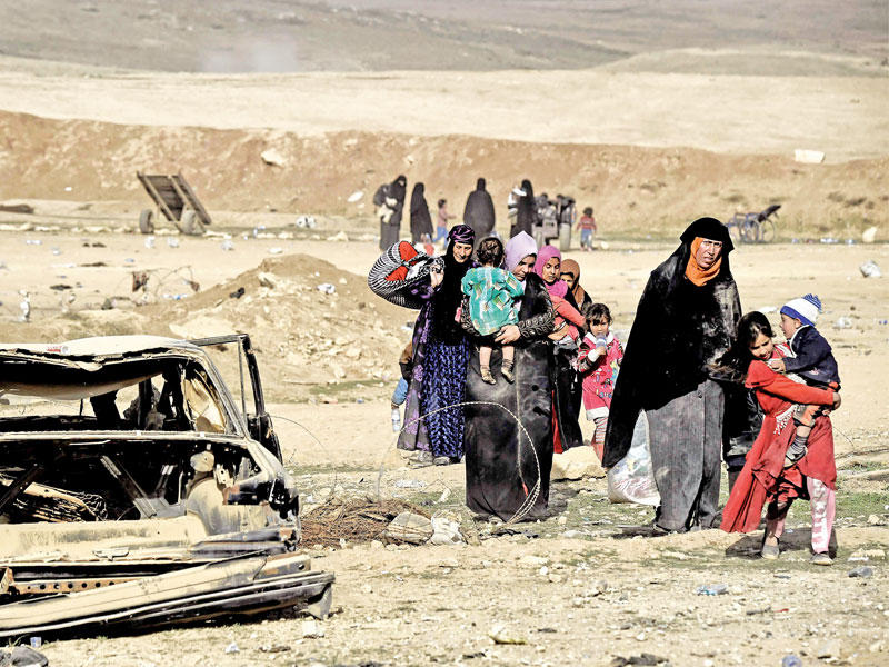 مدنيون عراقيون يفرون من معركة الساحل الأيمن في الموصل أمس (أ ف ب) 