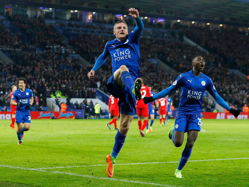 فاردي نجم ليستر سيتي يحتفل بالهدف الثالث في مرمى ليفربول