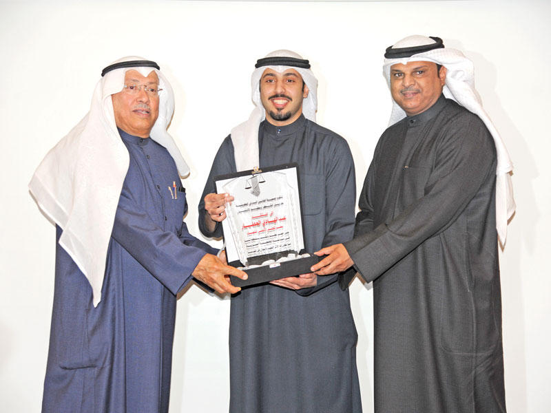 تكريم الرئيس الأعلى للقضاء الكويتي من اللجنة المنظمة 