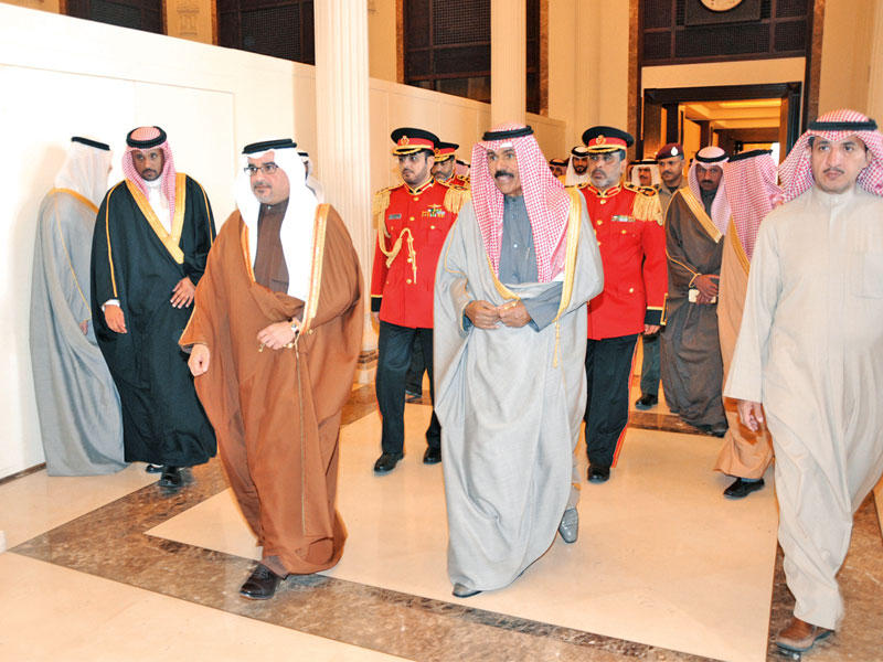 ولي العهد ونظيره البحريني خلال الغداء التكريمي أمس