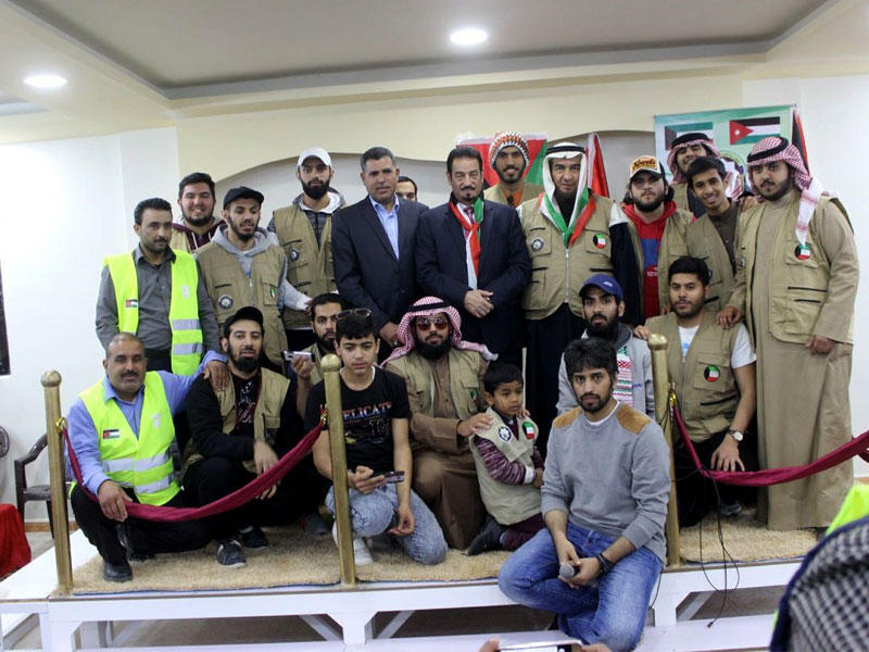 سفير دولة الكويت لدى الأردن الدكتور حمد الدعيج اثناء مشاركته جمعية النجاة الخيرية الكويتية في حملة توزيع مساعدات نقدية وعينية على اللاجئين السوريين في مدينة المفرق الأردنية