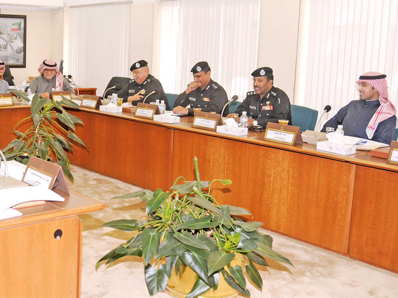 اجتماع لجنة الداخلية والدفاع أمس (تصوير عبدالله الخلف)