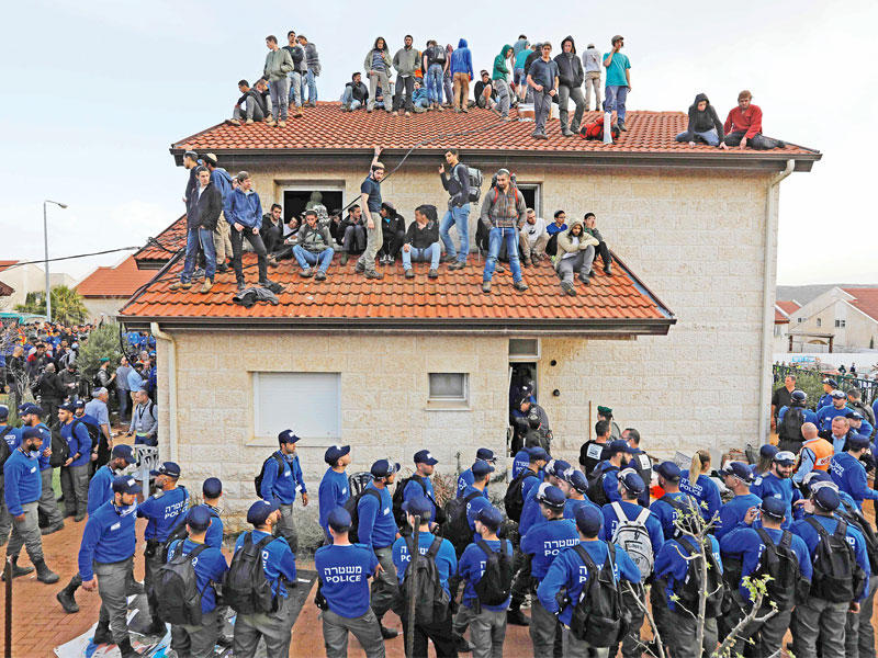 مستوطنون إسرائيليون يتظاهرون في مستوطنة عوفرا في الضفة أمس  (أ ف ب)