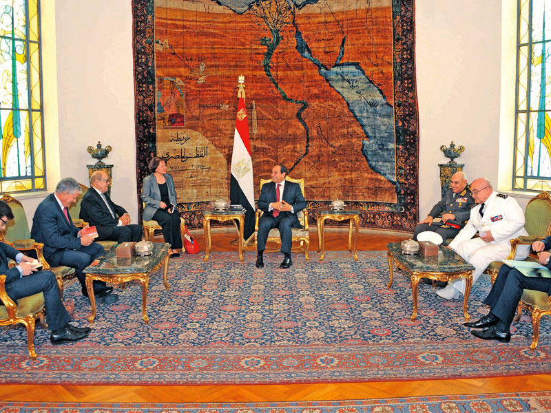 السيسي مستقبلاً وزير الدفاع الفرنسي جان إيف لودريان بحضور وزير الدفاع صدقي صبحي في القاهرة أمس (الرئاسة المصرية)