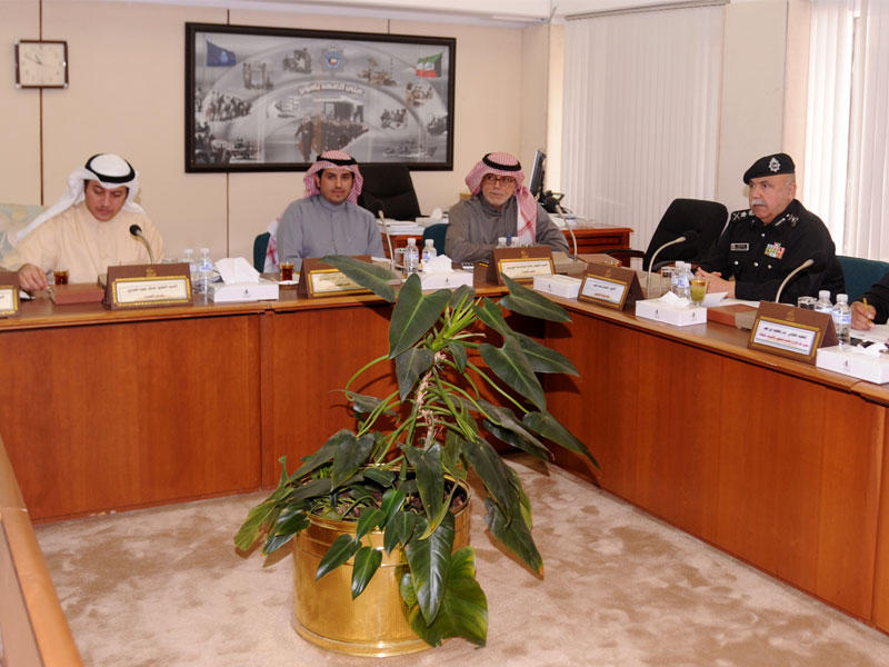  اجتماع لجنة الداخلية والدفاع أمس (تصوير عبدالله الخلف) 