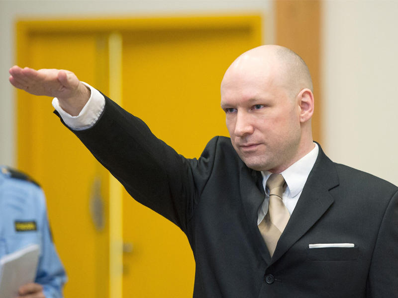 أندرس بيرينج بريفيك بالتحية النازية