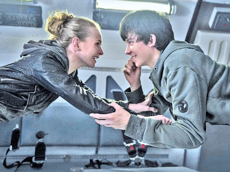 أسا باترفيلد وبريت روبرتسون في الفيلم