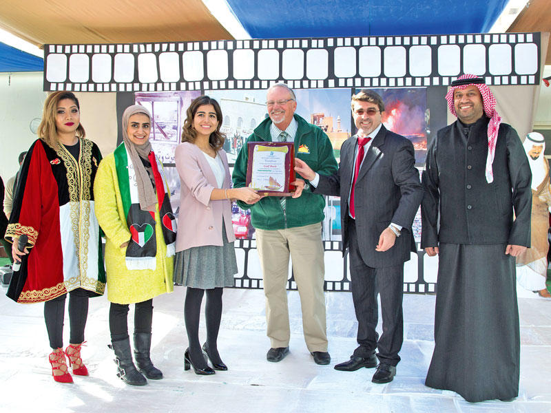 ممثلو بنك الخليج يتسلمون درعاً تقديرية من مدرسة التربية النموذجية