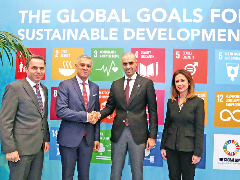 بدر الخرافي وكامران لاري يتوسطان غوركان وجينيفر سليمان  