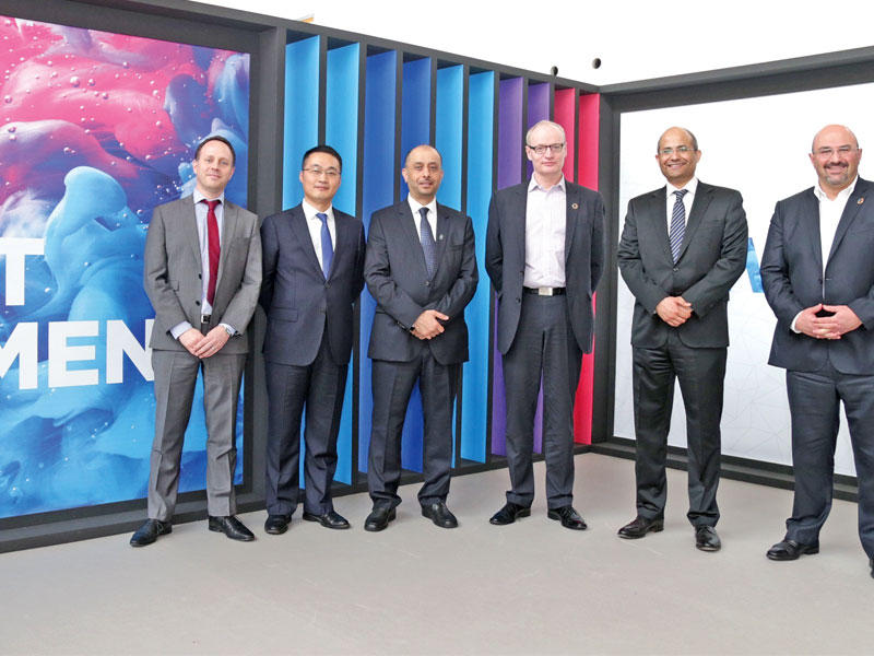 نبيل محمد وم. ضرار هاشم خان مع مسؤولي «هواوي» وGSMA في برشلونة 