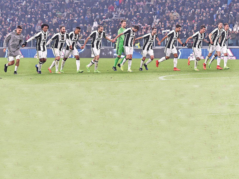 فرحة لاعبي يوفنتوس بعد الفوز على نابولي