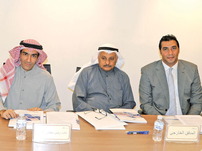 العثمان الأول من اليسار مترئساً «العمومية» أمس   (تصوير عوض التعمري)