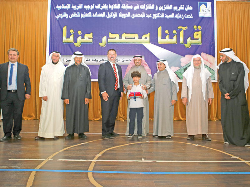 الحويلة أثناء تكريم أحد الطلبة الفائزين بحضور ماثيو نيل مشرف مدرسة الإبداع الأميركية