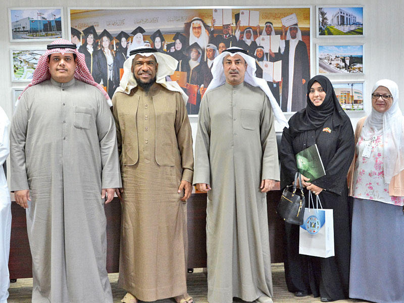 مدير المركز متوسطاً الوفد السعودي