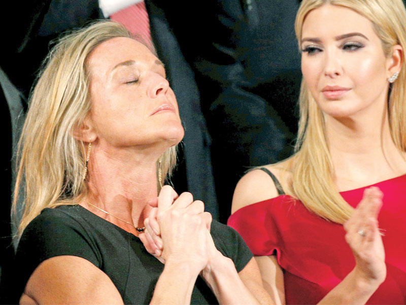 ايفانكا ترامب الى جانب ارملة الجندي  القتيل