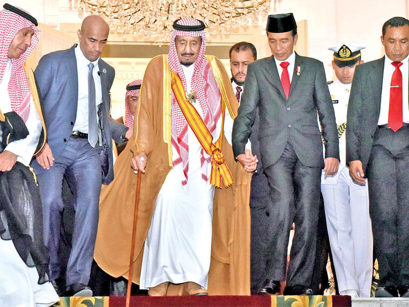 الملك سلمان والرئيس الإندونيسي جوكو ويدودو في بوغور أمس (رويترز)