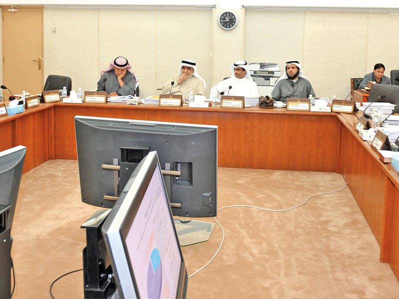 لجنة الميزانيات خلال اجتماعها أمس (عبدالله الخلف)
