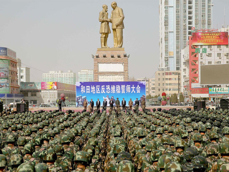 حضور حاشد للشرطة العسكرية الصينية اثناء اداء اليمين لمكافحة الإرهاب في هيتيان، منطقة شينجيانغ اليوغور ذاتية الحكم شمال غرب الصين وتوعد نشطاء داعش