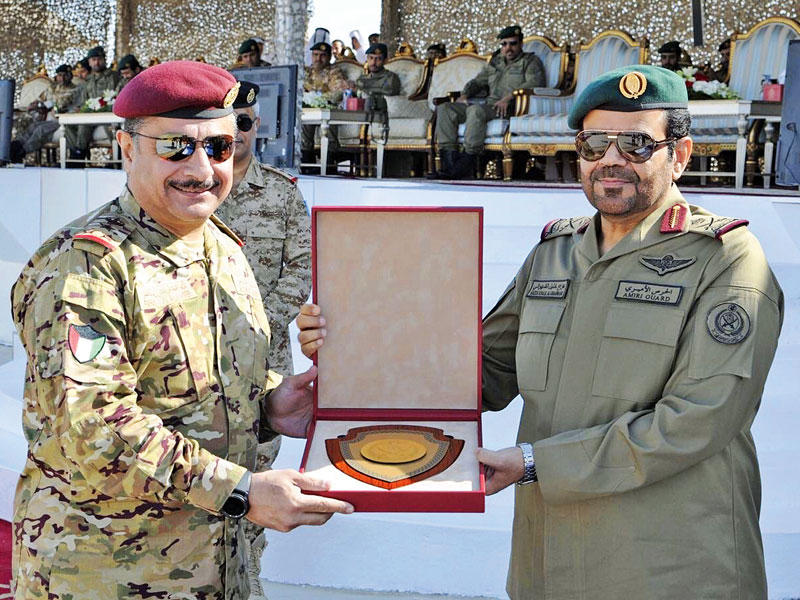 رئيس هيئة الحرس الأميري الكويتي يتبادل الدروع مع رئيس الحرس الأميري القطريn