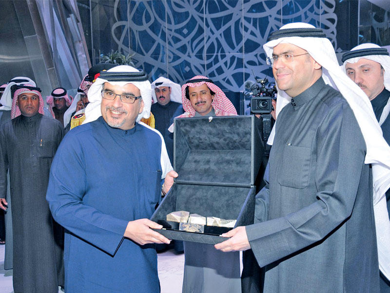 ولي العهد البحريني يتلقى هدية تذكارية خلال زيارته لمركز جابر الثقافيn