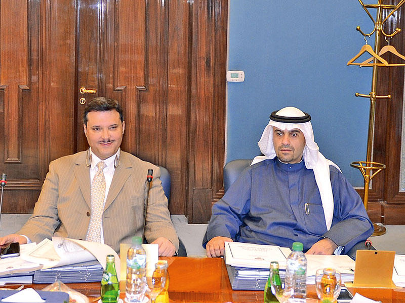  النائب الأول والصالح والحربي خلال جلسة مجلس الوزراء أمس