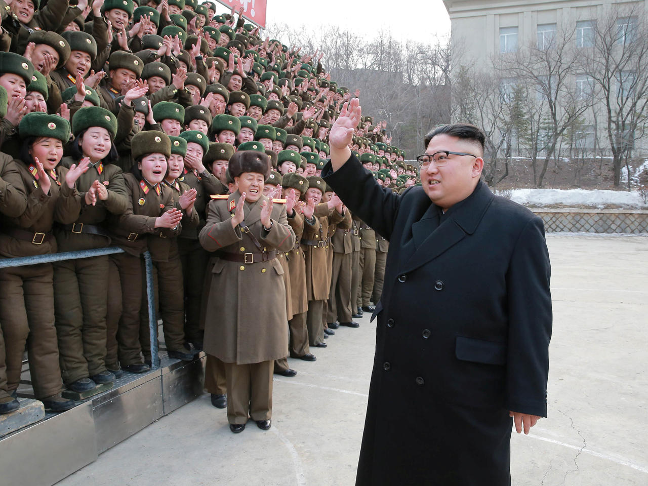 الزعيم الكوري الشمالي كيم جونغ أون يتفقد مقر وحدة تابعة للجيش الشعبي الكوري في بيونغ يانغ في 1 مارس 2017.