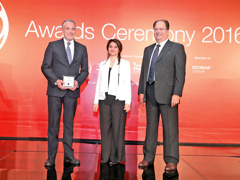 الرئيس التنفيذي للقطاع التجاري في «زين الكويت» سعد بسيسو أثناء تسلم الجائزة